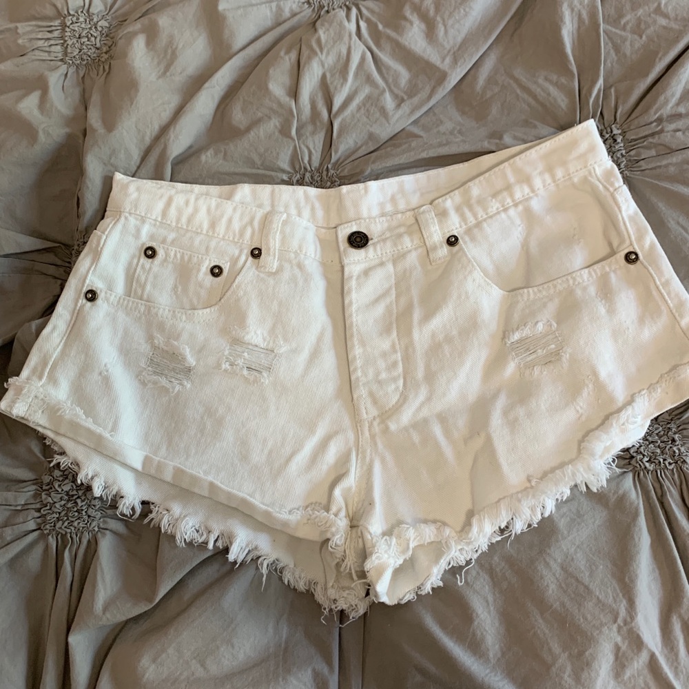 Sadie & Sage white denim shorts distressed